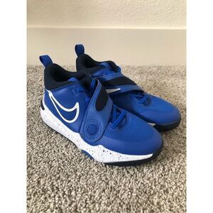 NIKE Team Hustle D 11 Boys size 5Y